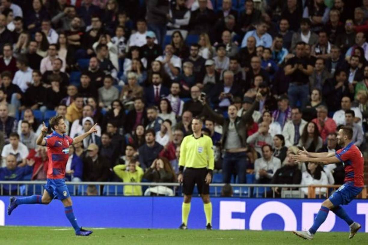 Jugadores del club checho festejaron por todo lo alto su gol.