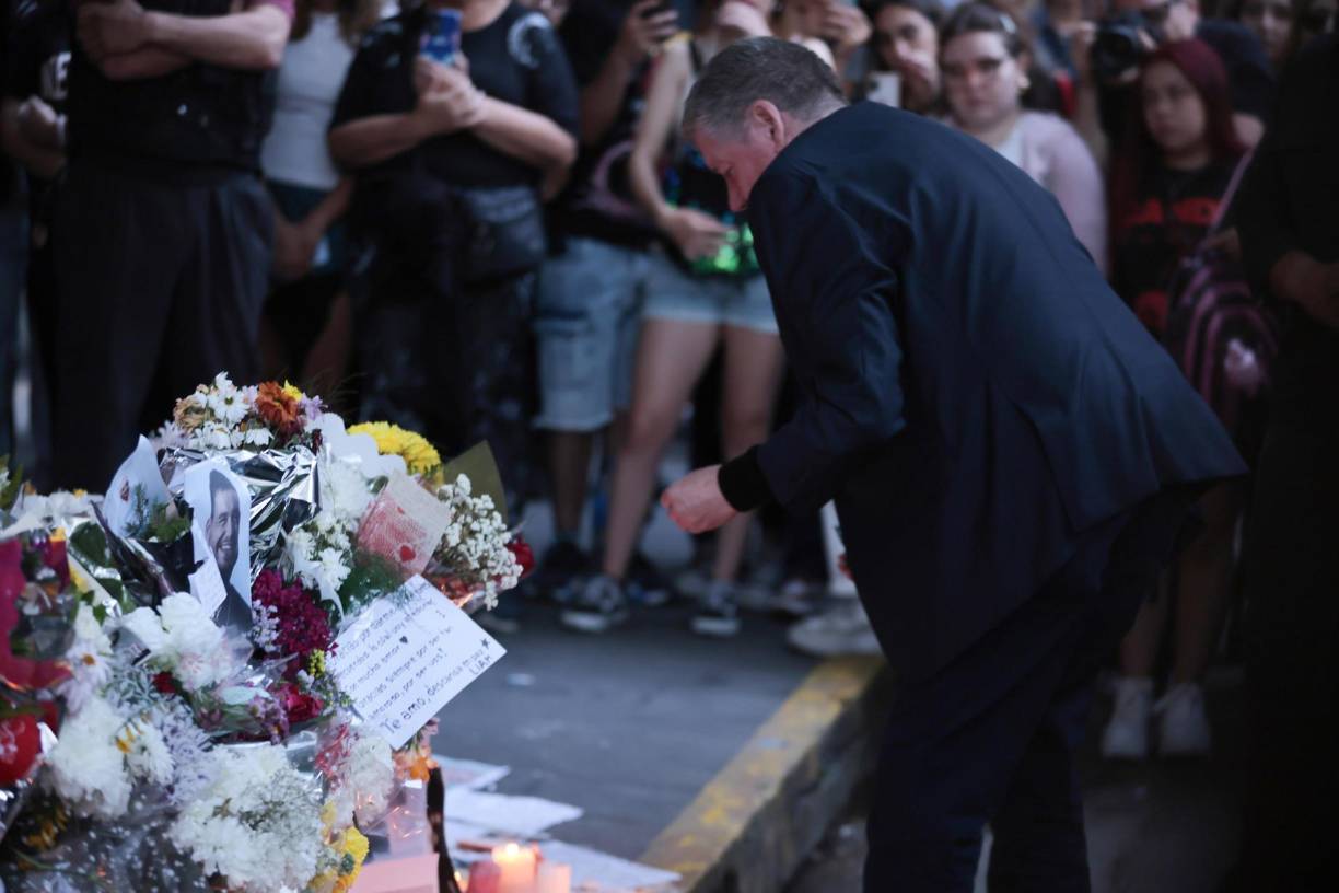 Las fanáticas guardaron silencio, como símbolo de respeto por la dolorosa tragedia que embarga a la familia Payne. Incluso se pudo ver lágrimas en gran parte de las asistentes a este histórico acto. 
