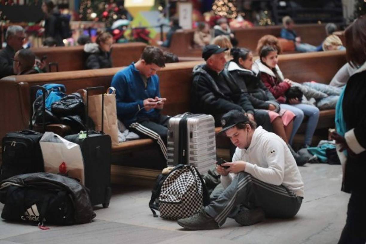 Una ola de frío que ha llevado tormentas de nieve a la costa este ha provocado varios retrasos de vuelos y trenes en las últimas horas.