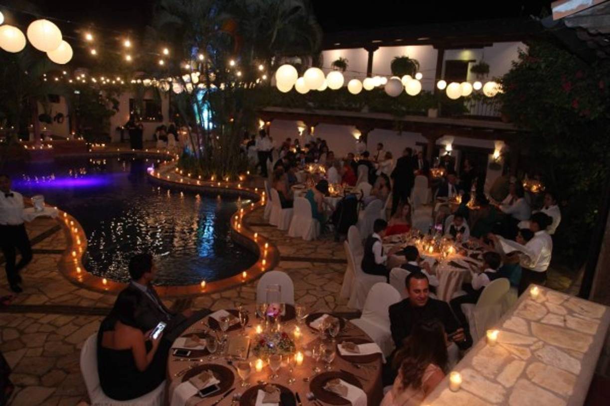 El ambiente de fiesta fue engalanado con detalles rústicos.