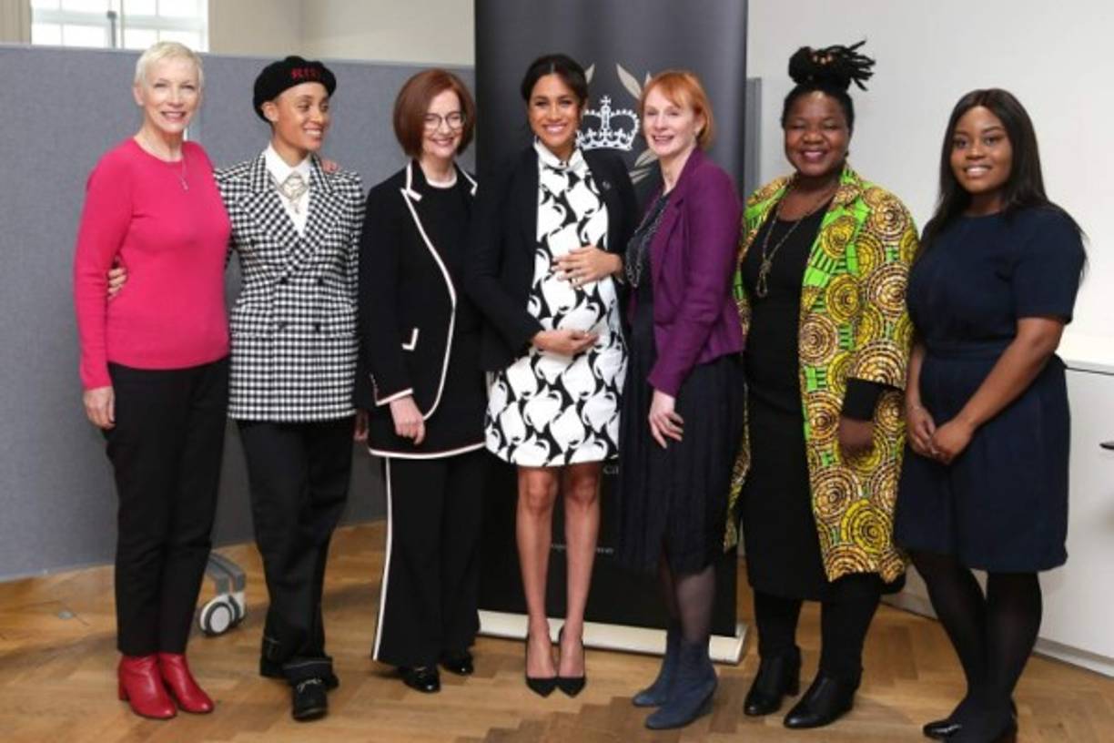 (I-D) La cantante británica Annie Lennox, la modelo Adwoa Aboah, La ex primer ministra de Australia Julia Gillard, la diquesa de Sussex, la periodista Anne McElvoy, la directora regional de Camfed Zimbabwe, Angeline Murimirwa, y la activista Chrisann Jarrett posar tras el panel convocada por el Queen's Commonwealth Trust para conmemorar el Día Internacional de la Mujer en Londres el 8 de marzo de 2019.<br/>Foto: Daniel LEAL-OLIVAS / AFP.