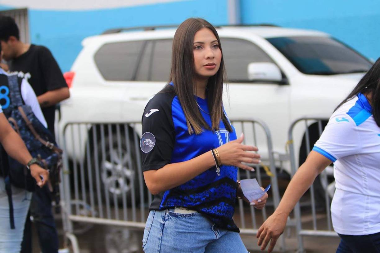 La hermosa Annie Córdova, novia del seleccionado y figura de Honduras, Luis Palma, llegó al estadio Nacional Chelato Uclés para ver a su pareja en el partido ante Cuba.