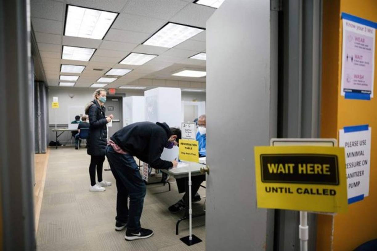 Las urnas empezarán a cerrar entre las 18.00 hora local (23.00 GMT) y 19.00 (00.00 del miércoles), pero es posible que el ganador de las elecciones no se sepa esta misma noche debido a la gran cantidad de estadounidenses que han votado por correo o de manera anticipada por la pandemia.