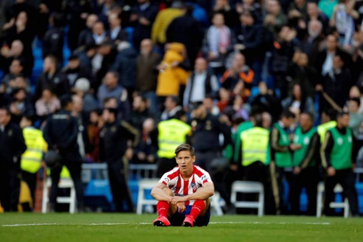 La soledad del jugador del Atlético, Marcos Llorente, al final del partido.