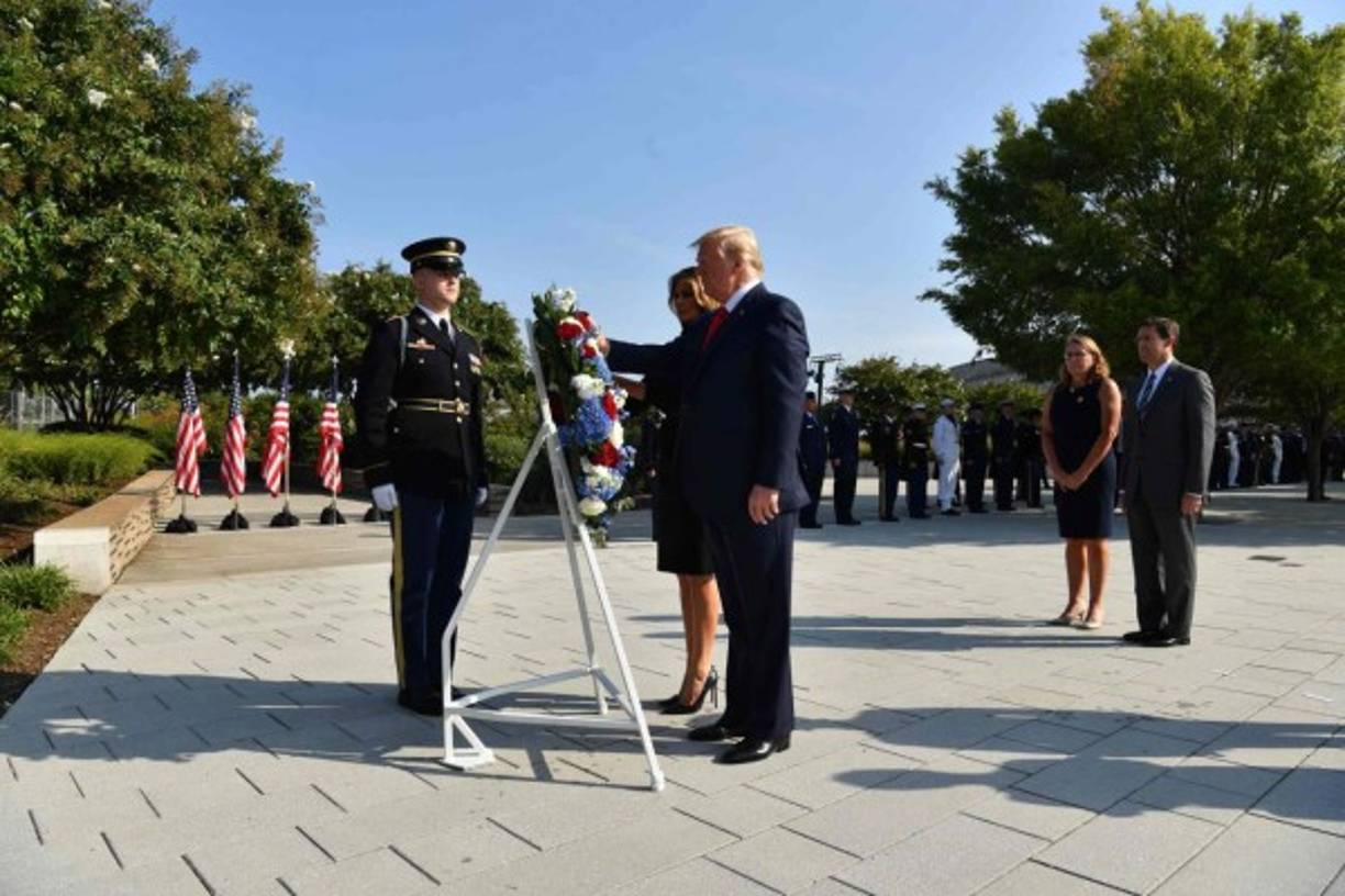 El mandatario y la primera dama también presentaron una ofrenda en el Pentágono junto al secretario de Defensa de EEUU, Mark Esper.