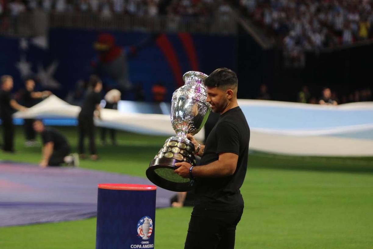 Luego, con su sonrisa característica, Sergio ‘Kun‘ Agüero tuvo su protagonismo cuando llevó el trofeo más codiciado de la región al terreno de juego, donde el conjunto de Lionel Scaloni se midió frente a Canadá.