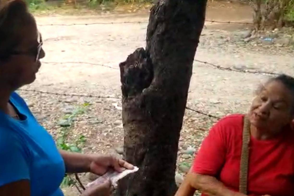 La madre de Cristina Lagos recibió varios donativos de los vecinos para los gastos médicos.