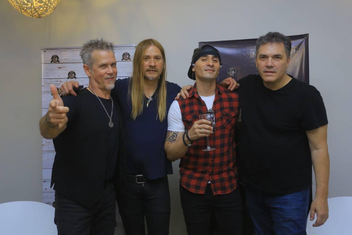 Alan Boguslavsky, César López “Vampiro” y Roberto Caicedo con Federico Fong. 