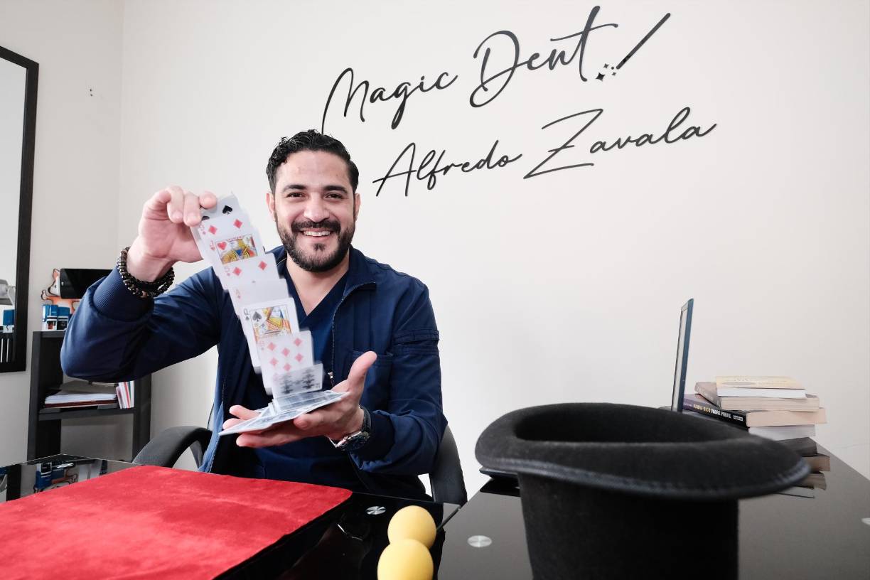 Con una sonrisa que contagia alegría y una misteriosa caja color negro al lado de su escritorio, Alfredo Zavala recibió en su clínica al equipo de LA PRENSA para contar la historia detrás del odontólogo que ha cautivado a los sampedranos con sus trucos de magia.