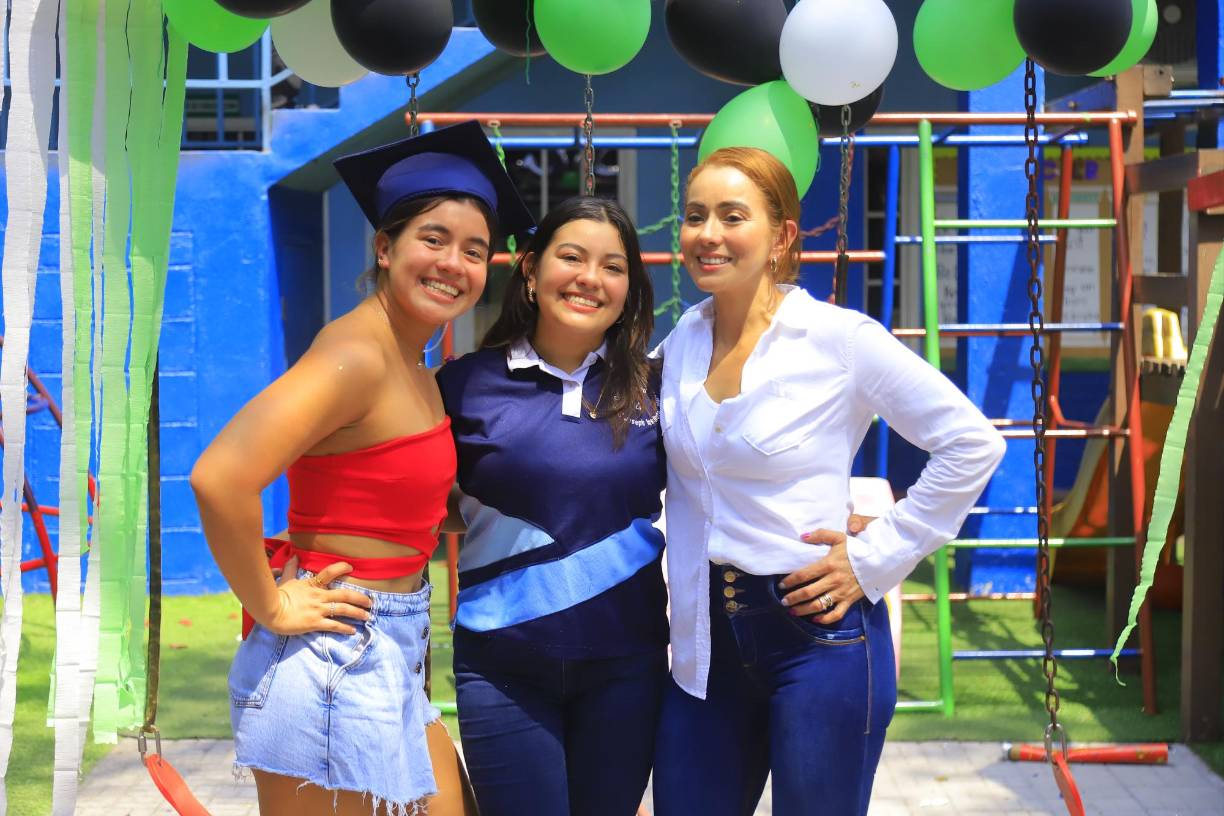 Celeste García (senior) y parte de su familia en el festejo matutino. 