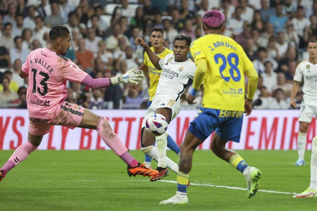 El Real Madrid pudo adelantarse pronto cuando Rodrygo se encontró un balón sólo en el punto de penal, pero su disparo lo atajó Valles (6).