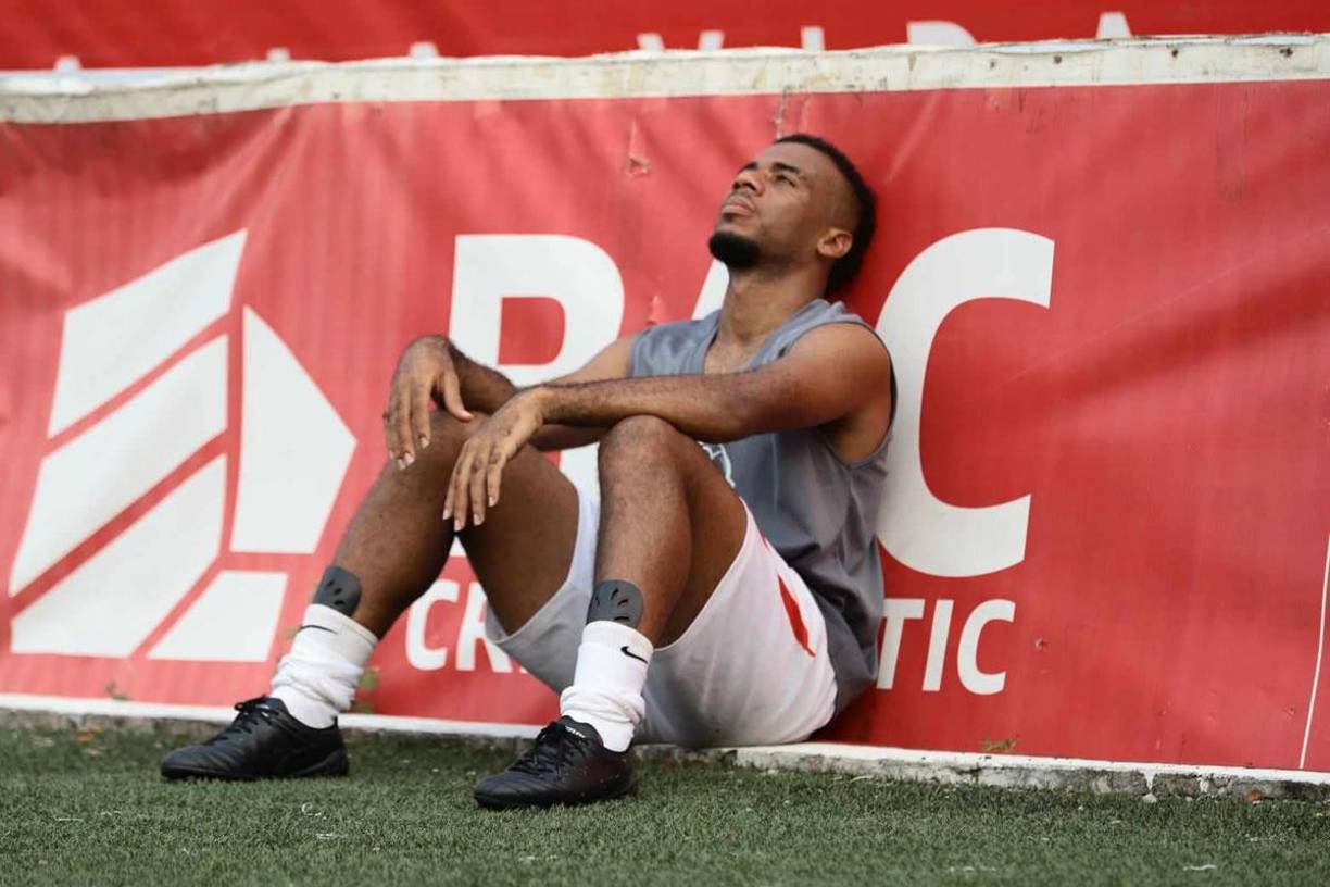 Roger Sander, con la mirada perdida tras el descenso del Vida a la Segunda División.