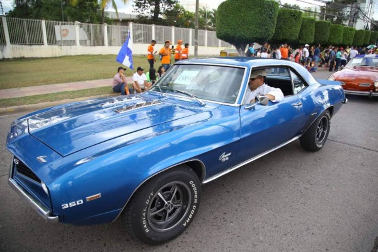 Un vehículo clásico durante el carnaval de Tegucigalpa.