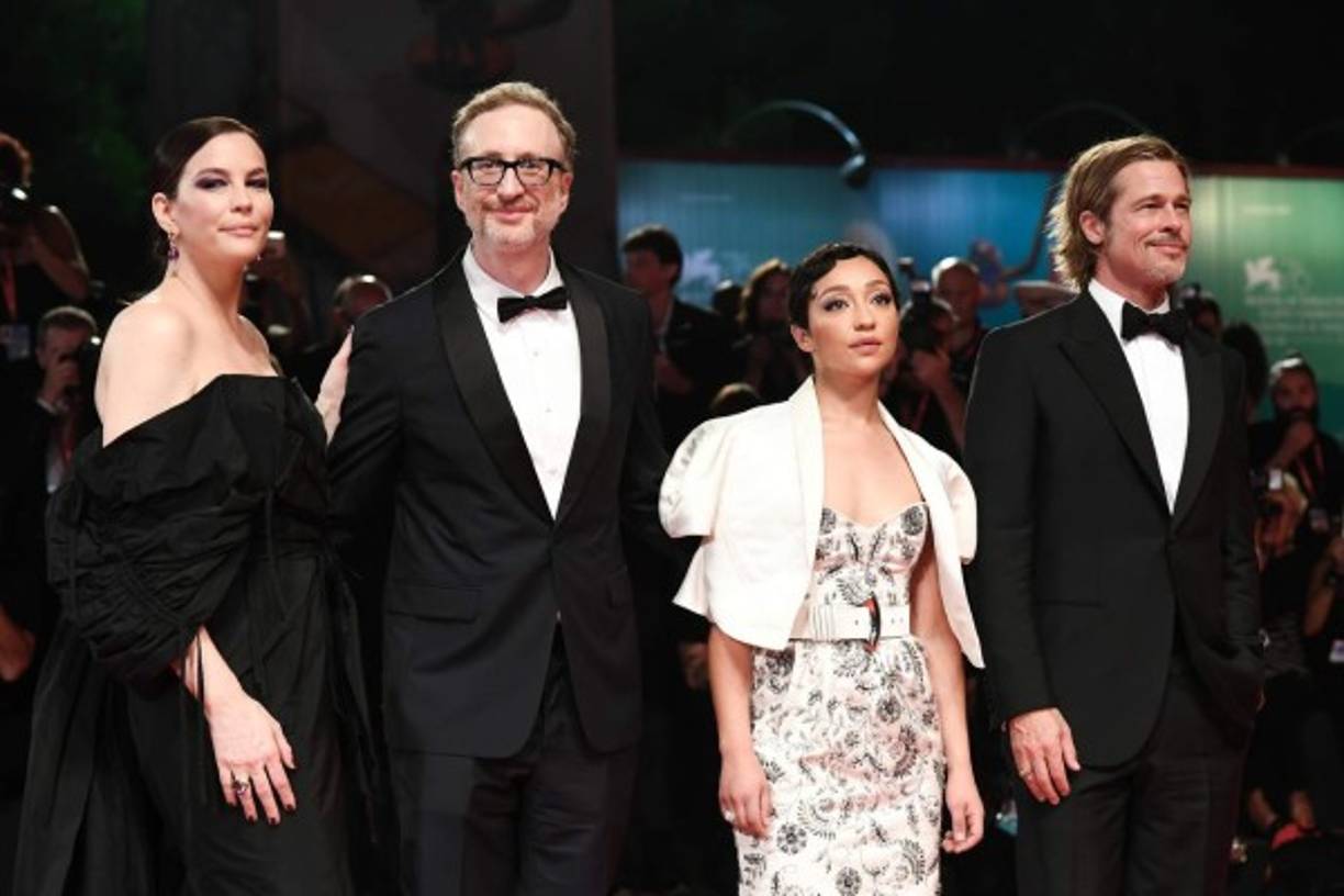 Le han acompañado en la alfombra roja el director James Gray y las actrices Ruth Nigga y Liv Tyler.