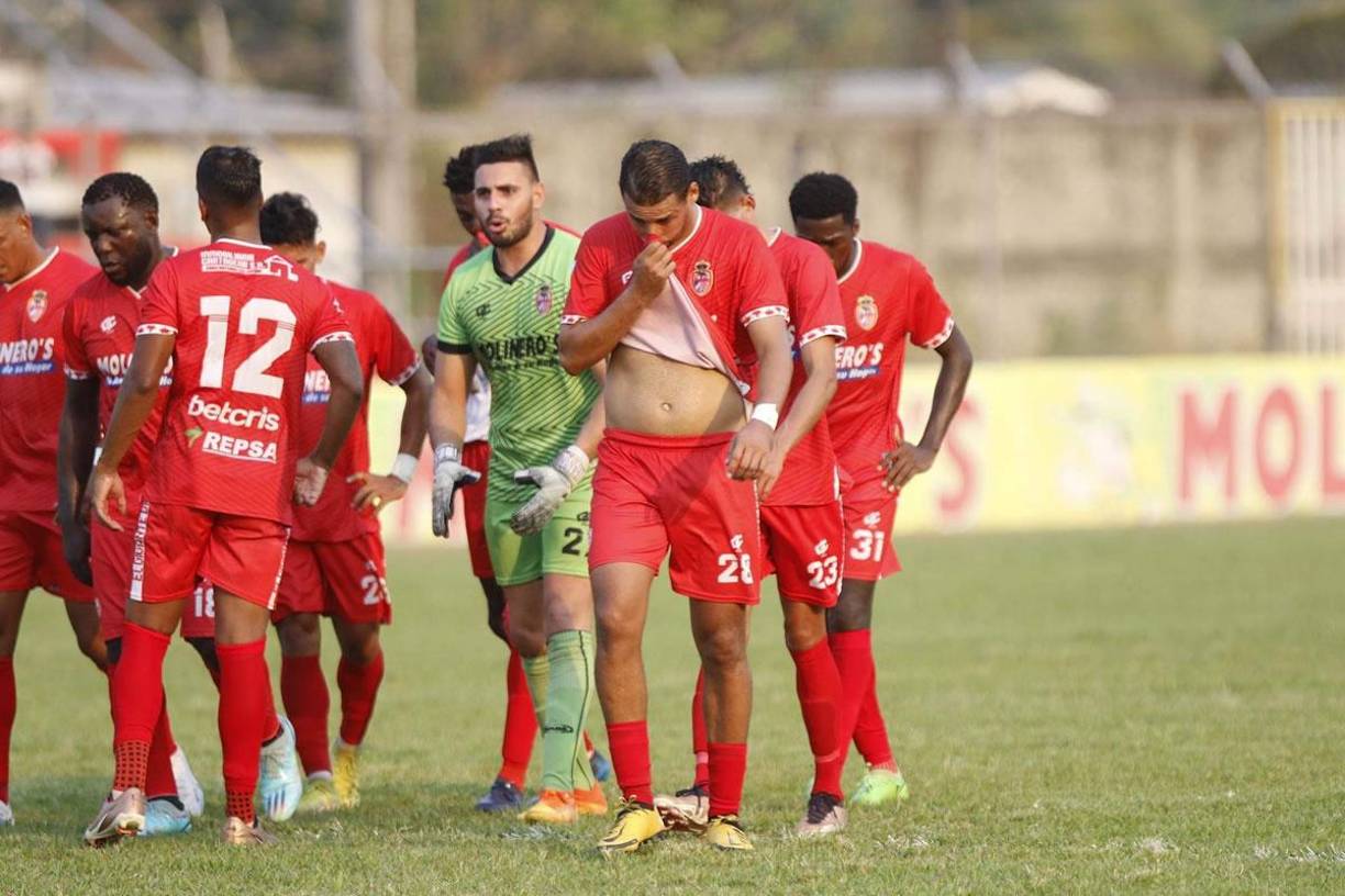 Los jugadores de la Real Sociedad se van cabizbajos al vestuario al medio tiempo del partido.