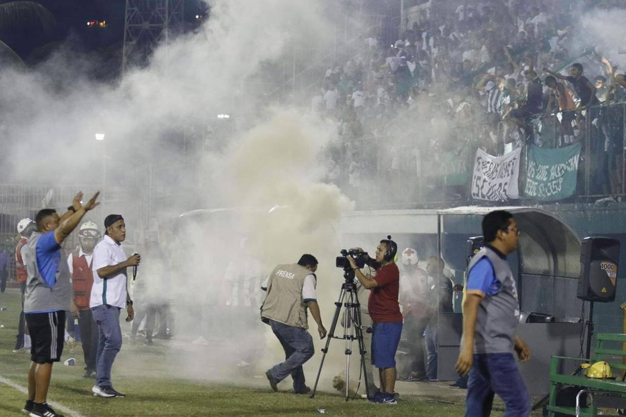 El humo que desprenden las bengalas empezó a esparcirse en el estadio Excélsior.
