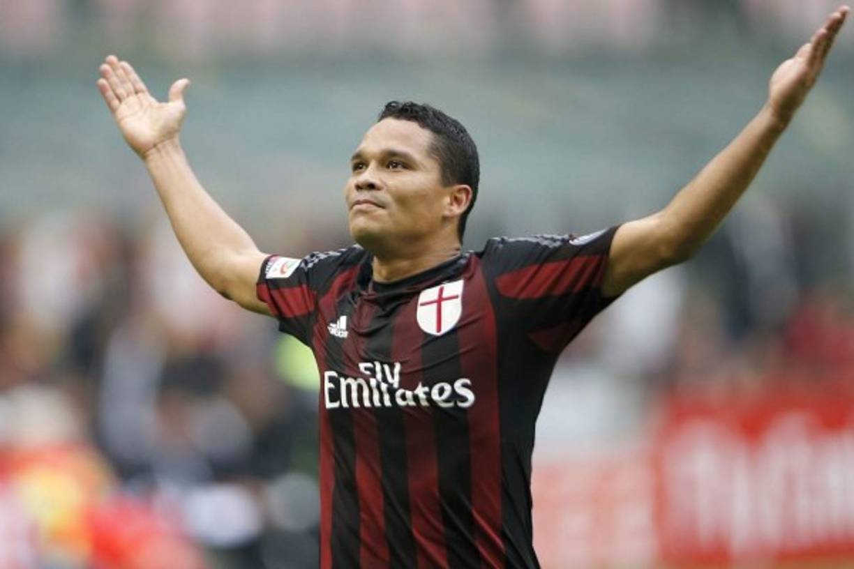El PSG no fichará a Carlos Bacca. Así lo hace saber el técnico Unai Emery siempre que se le pregunta por el jugador, indicando que no hay puestos extracomunitarios libre para que venga otro jugador. La salida de alguno, podría dar pie a la llegada de alguien, pese a que no es probable que ocurra.
