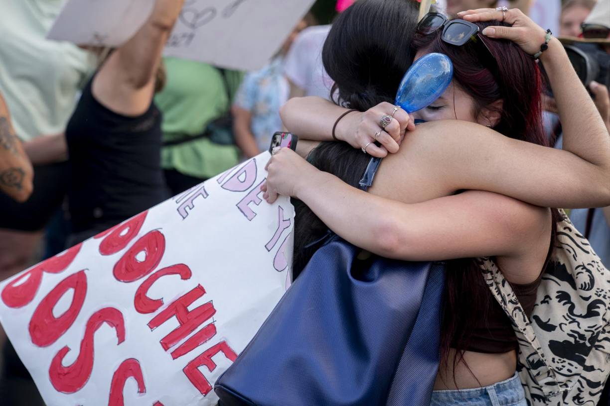 Al menos ocho estados de tendencia derechista ya han impuesto prohibiciones del aborto, y un número similar hará lo mismo en las próximas semanas tras la decisión de la corte, que generó incluso críticas de algunos de los aliados más cercanos de Estados Unidos en todo el mundo. 