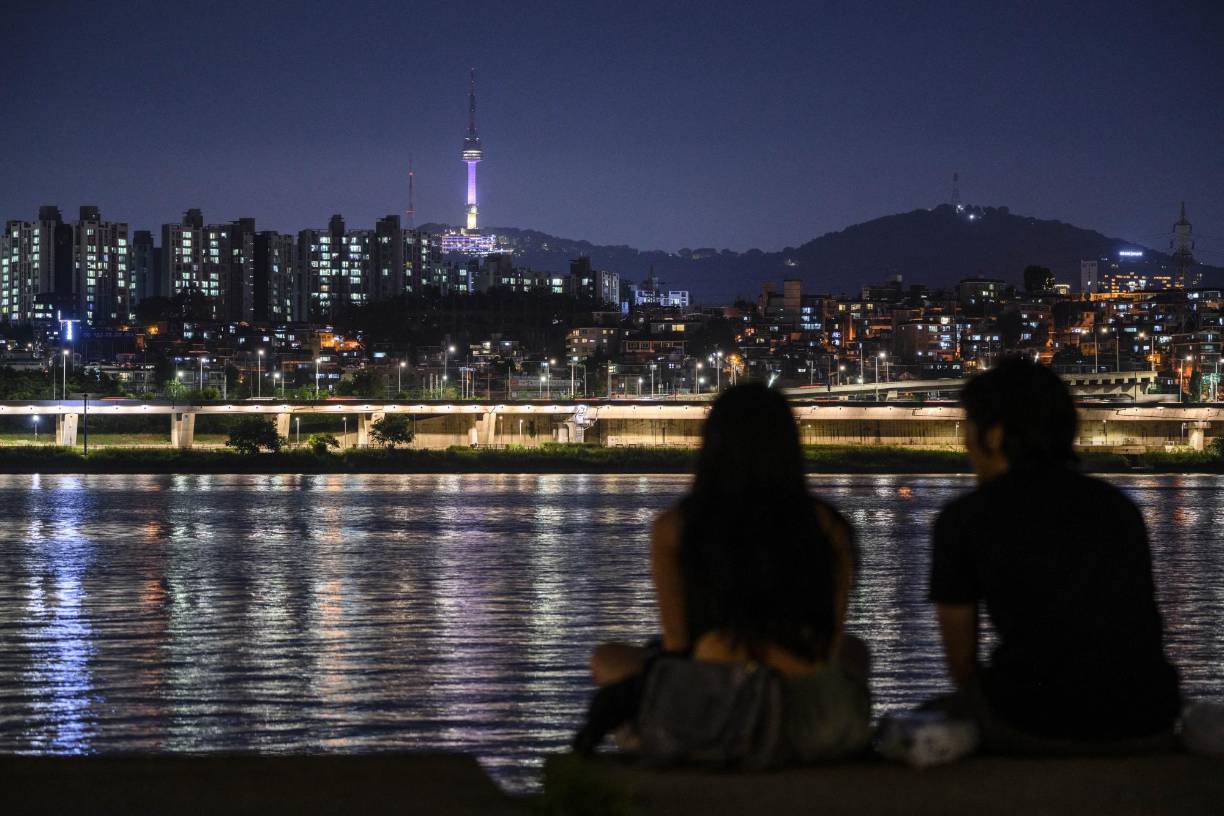 A partir del lunes, las principales atracciones turísticas de Seúl, como la Torre Namsan y la Dongdaemun Design Plaza, se iluminarán de morado, el color de los fans del grupo.El líder de la banda, RM, asistirá al evento principal de la celebración en Seúl en el Han River Park el 17 de junio.