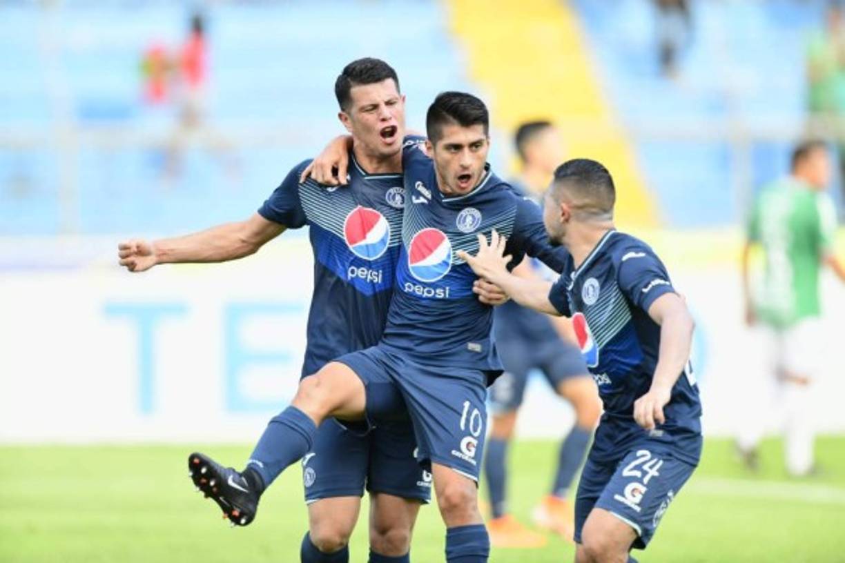 Matías Galvaliz celebrando con Marcelo Estigarribia y Omar Elvir.