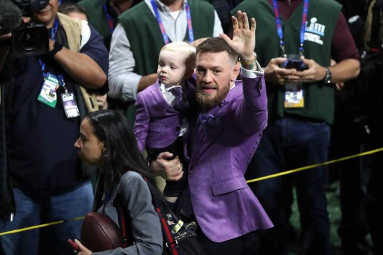 El peleador irlandés de UFC, Conor McGregor, apareció en la cancha del Mercedes Benz Stadium para presenciar el Super Bowl 53.