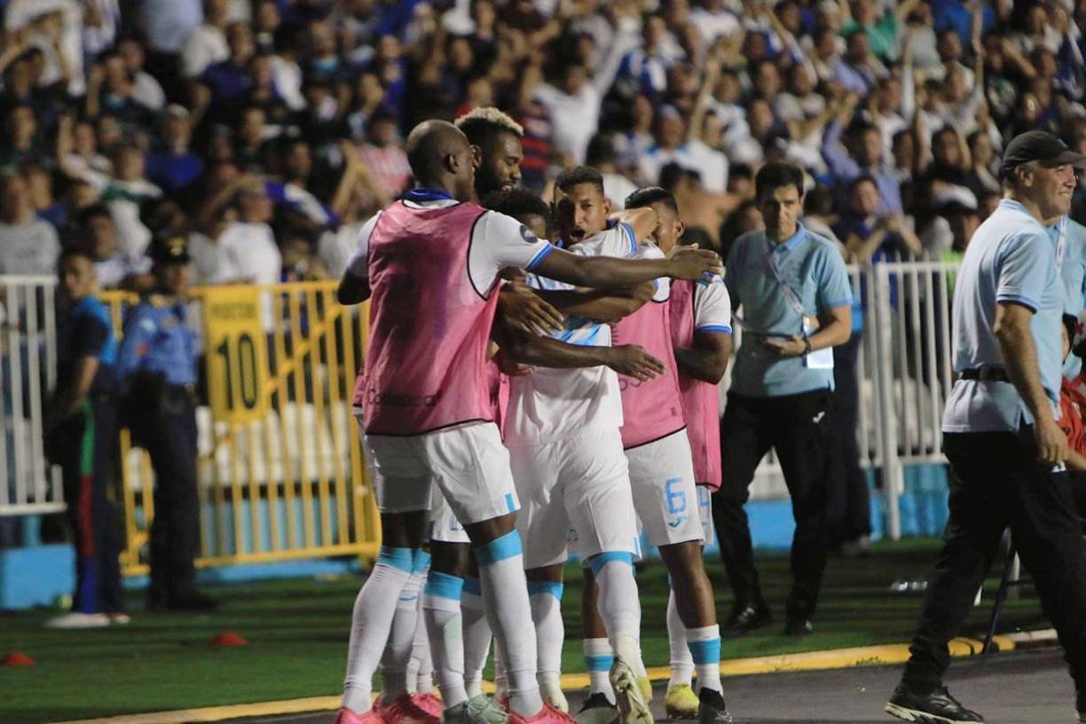 El festejo de los jugadores de la Selección de Honduras tras el segundo gol de Edwin Rodríguez.