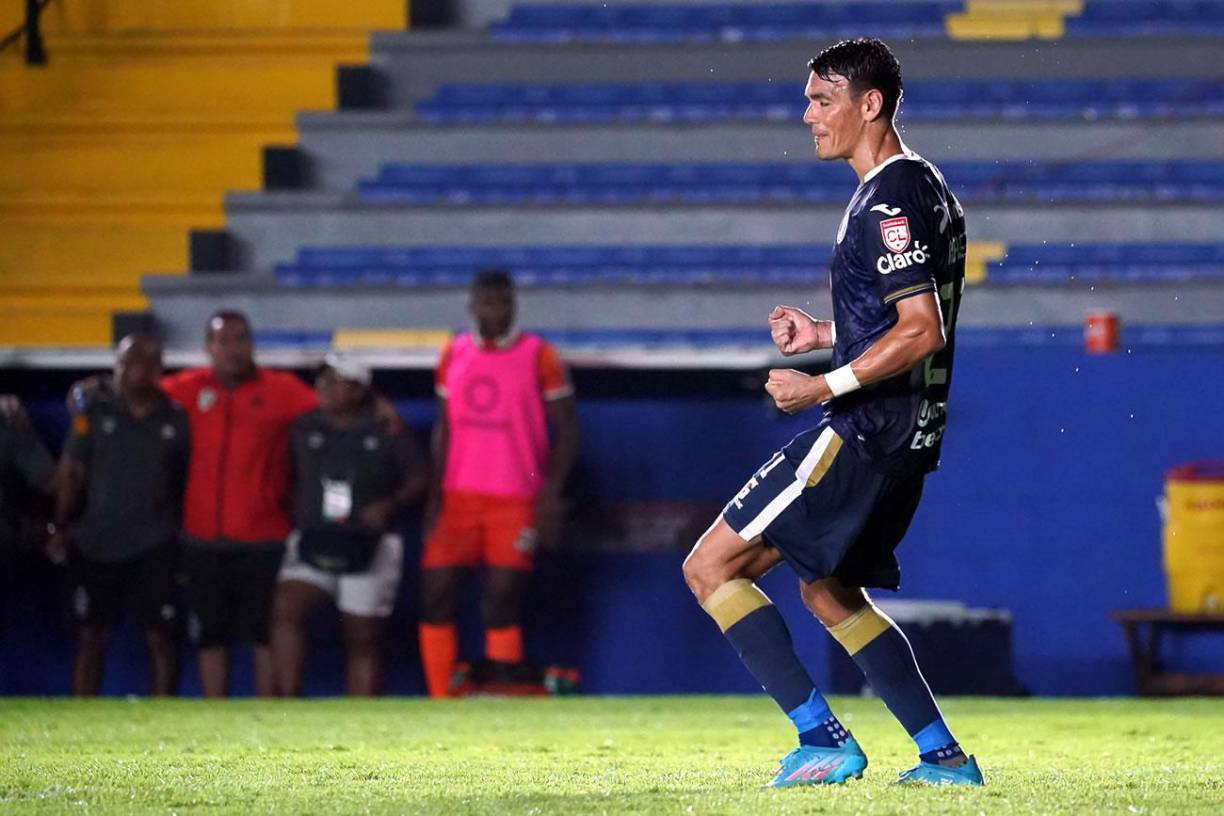 El paraguayo Roberto Moreira marcó el primer penal para el Motagua.