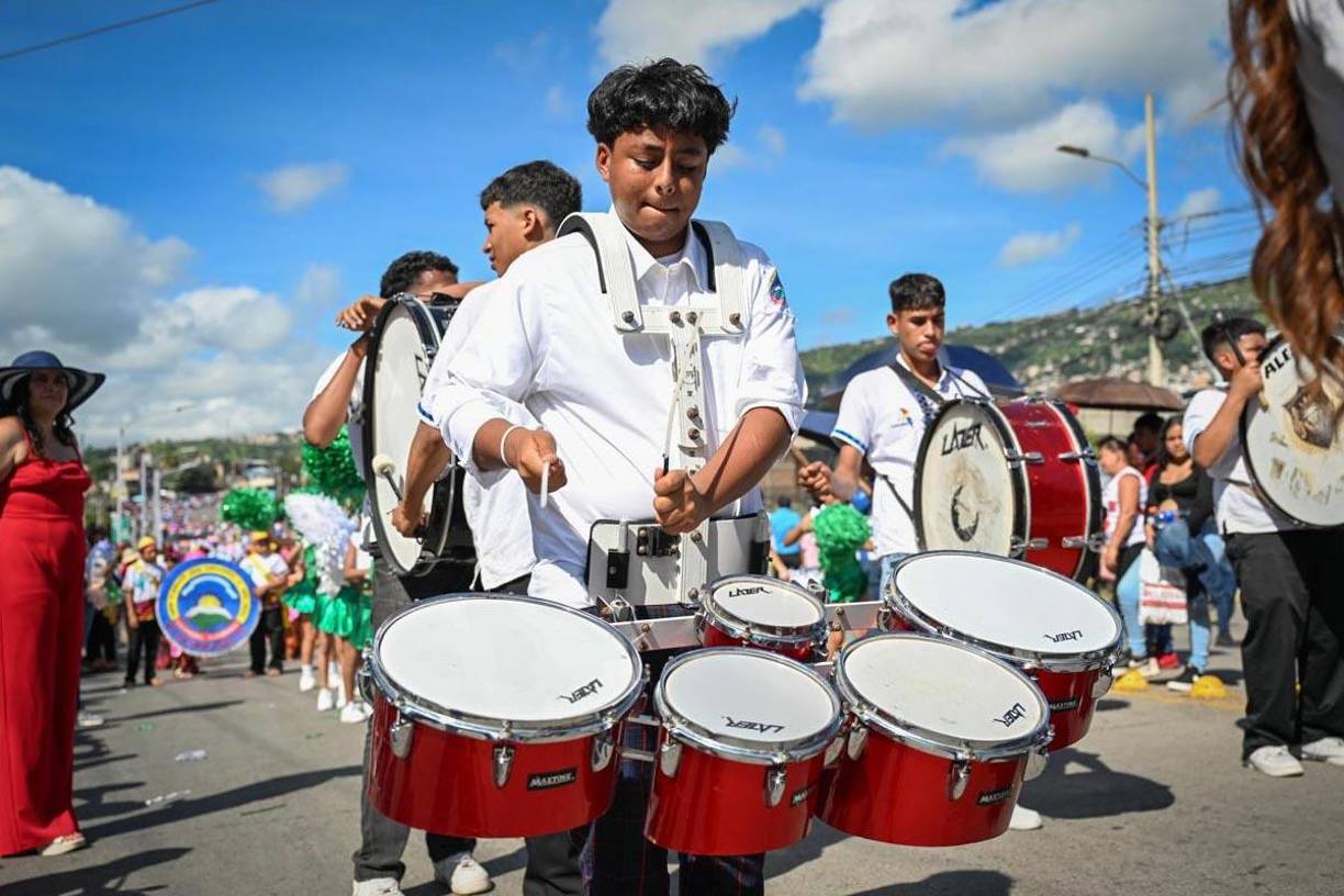 Con gran algarabía y fervor patriótico, 268 centros de Educación Básica en el Distrito Central, participaron en los desfiles conmemorando el 203 aniversario de Independencia Patria.