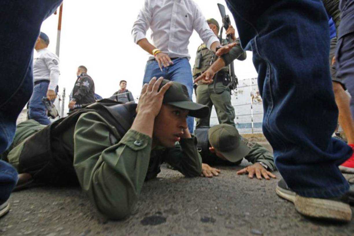Manifestantes venezolanos en territorio brasileño arremetieron el fin de semana con piedras y cócteles molotov contra efectivos de la Guardia Nacional Bolivariana, generando enfrentamientos rápidamente controlados. Los militares brasileños, para bajar la tensión en el lugar, establecieron un cordón de seguridad, que se mantenía este lunes.
