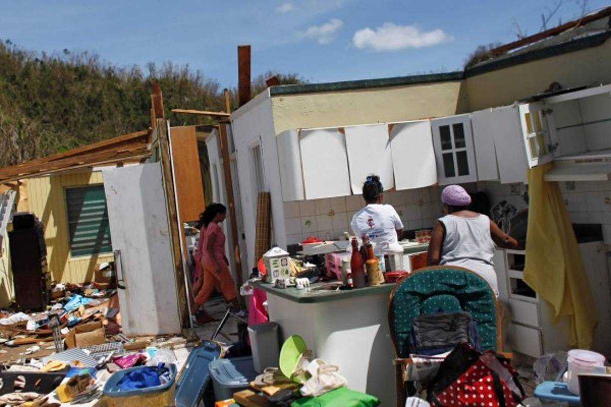 Los refugiados siguen siendo miles, por lo que la secretaria de Educación, Julia Keleher, señaló que en cada refugio se despachará alimento para 100 personas por un periodo de cinco días, mientras que en los que haya más de esa cifra se duplicará. Miles de personas perdieron sus hogares debido a los fuertes vientos de María.