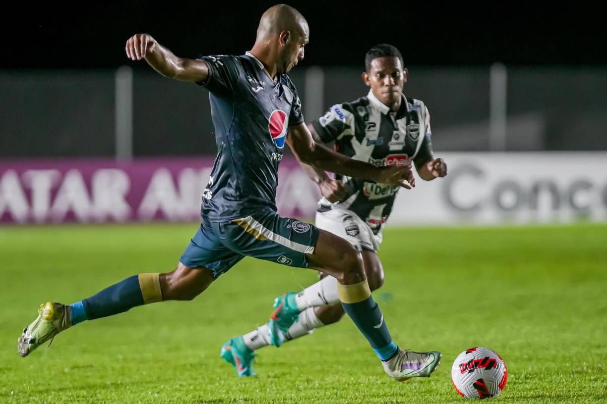 Eddie Hernández disparando de zurda a la portería del Tauro FC.