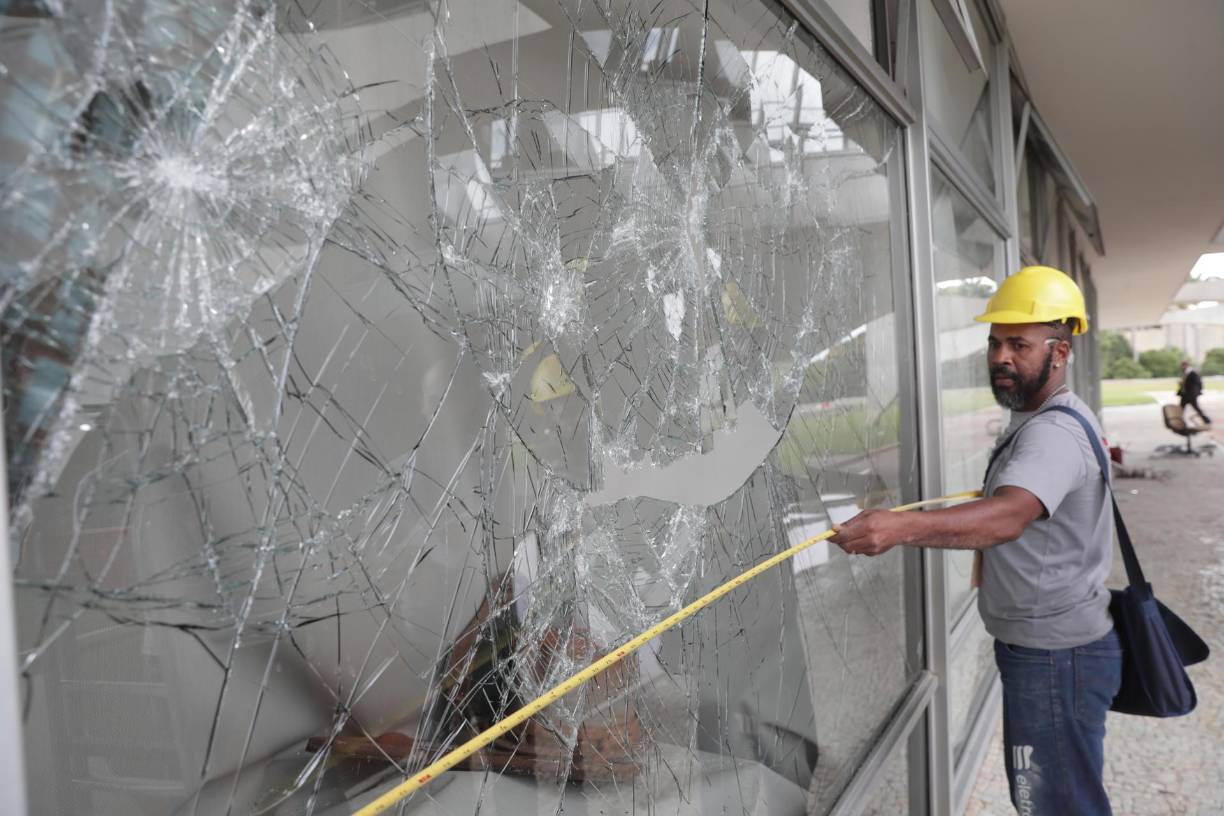“Eso jamás podría haber sucedido. No podemos aceptar la impunidad y aquellos que desprecian la democracia tendrán que ser responsabilizados criminalmente”, aseveró Pimenta, también diputado federal.