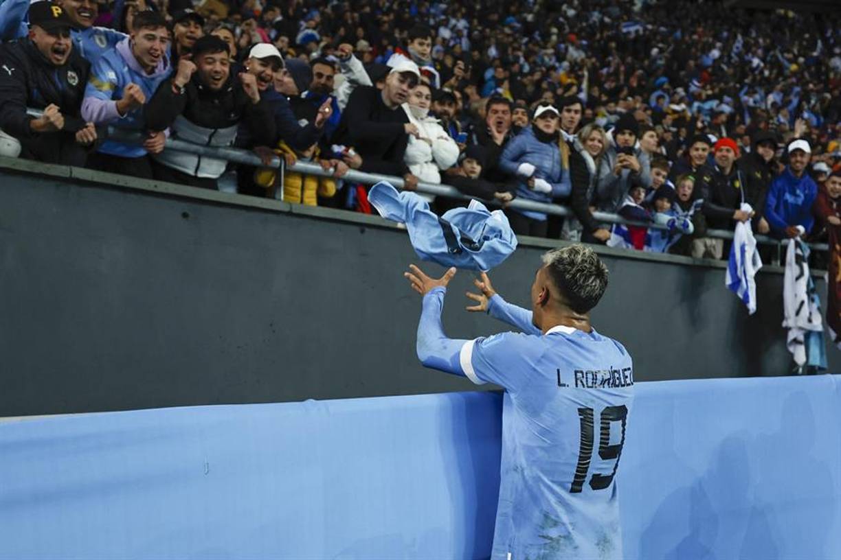 Luciano Rodríguez de Uruguay celebrando con los aficionados el triunfo.