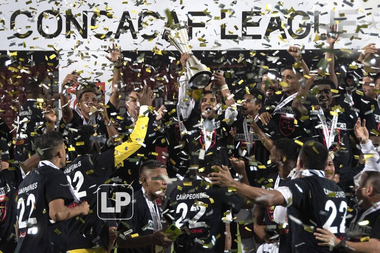 La celebración de los jugadores del Olimpia con el trofeo de campeones de la Liga Concacaf 2022.