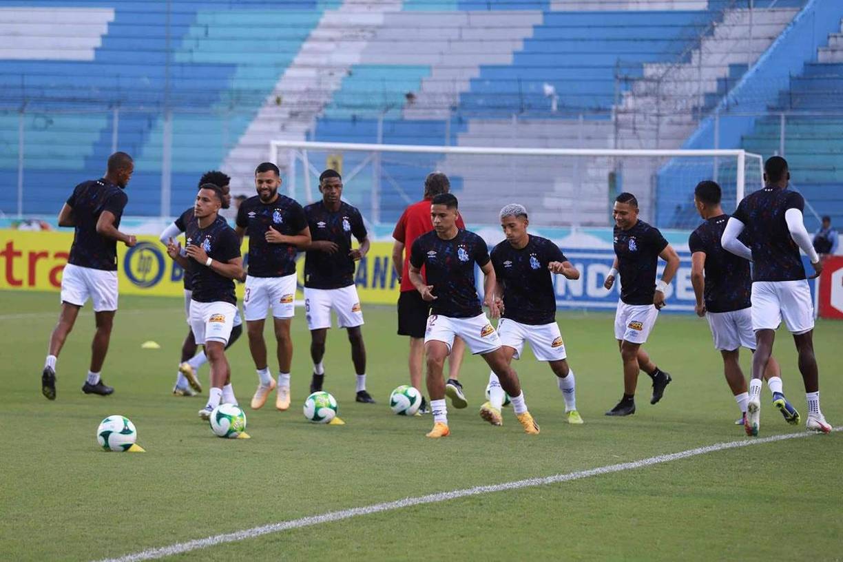 En el plantel del Olimpia ya no se encuentra Germán ‘Patón’ Mejía, quien puso su renuncia y Pedro Troglio confirmó que se irá. El técnico lo dejó descartado de la convocatoria para este partido.