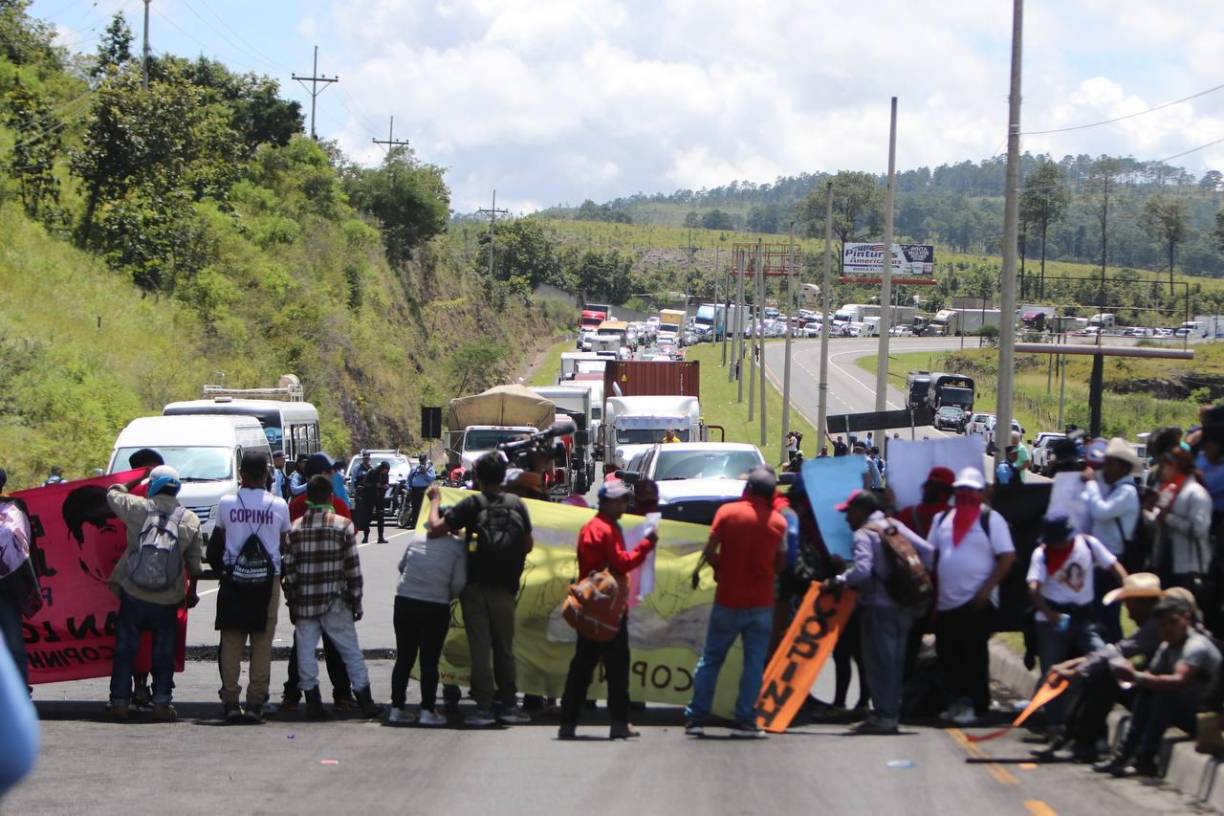 La protesta afectó a miles de vehículos, entre particulares, autobuses del transporte interurbano y transportes de carga que se dirigían hacia San Pedro Sula y Tegucigalpa, y otras regiones del país centroamericano.