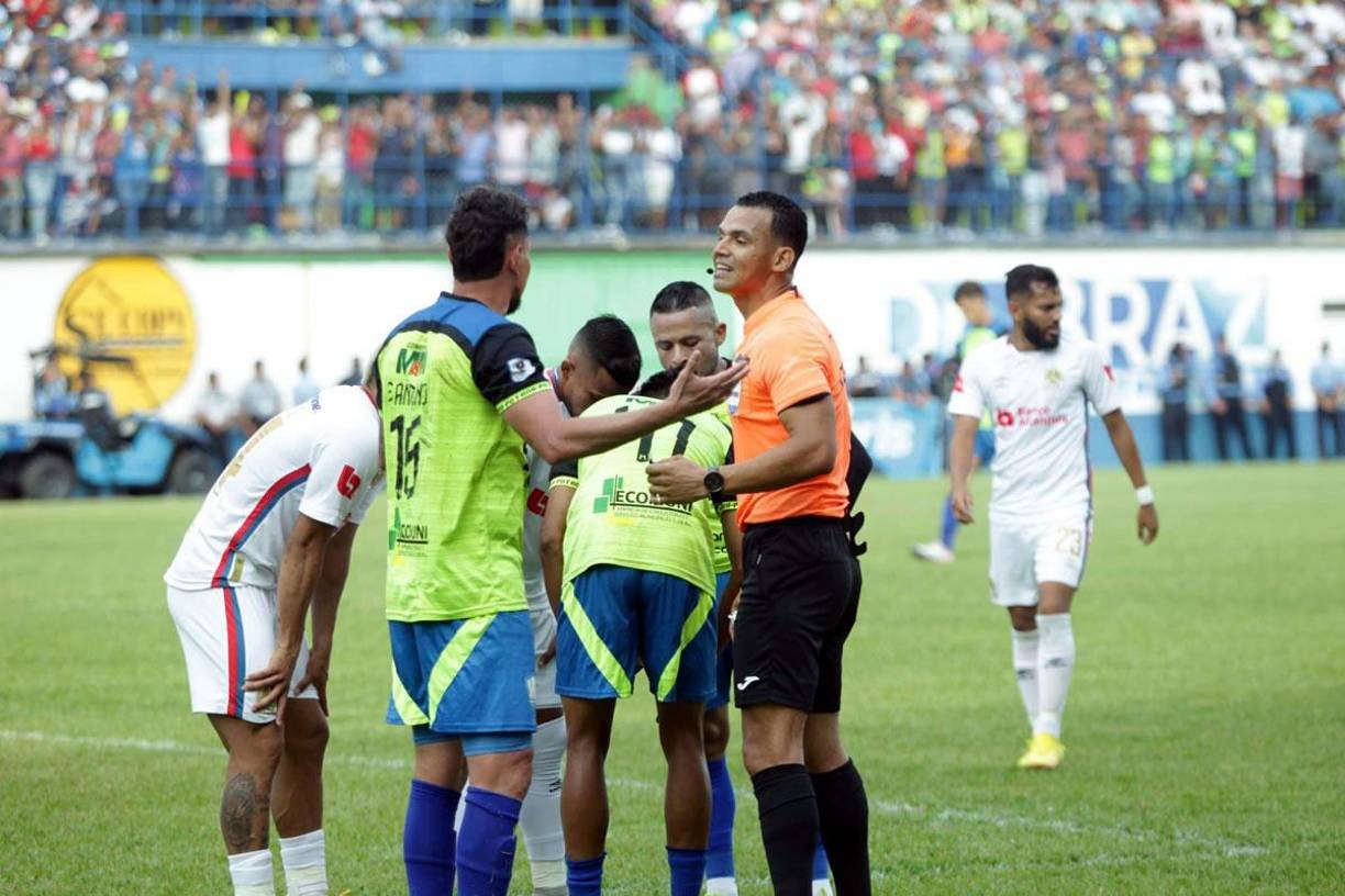 Erick Andino le reclamó al árbitro Nelson Salgado por no mostrar tarjeta a José García.