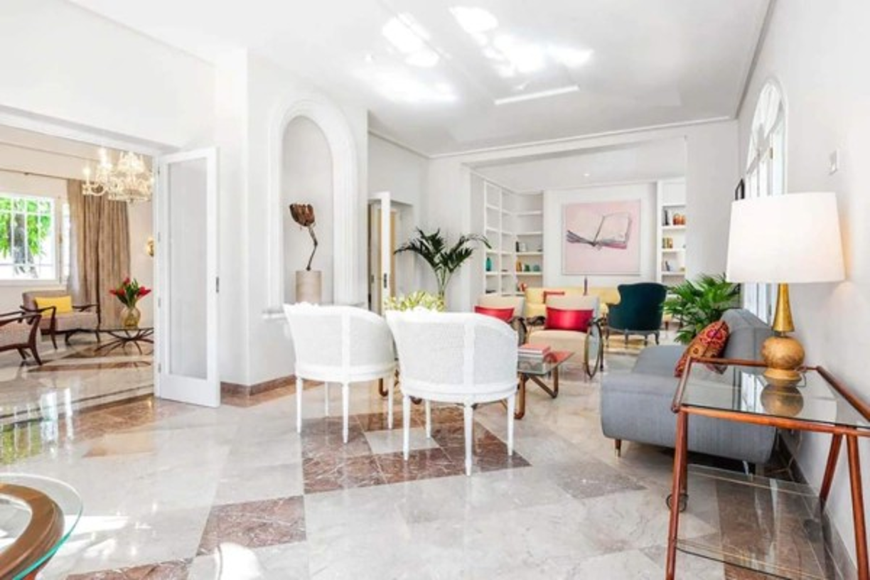 Su elevado costo, tiene grandes beneficios como servicios las 24 horas, desayuno y hasta un minibar surtido.