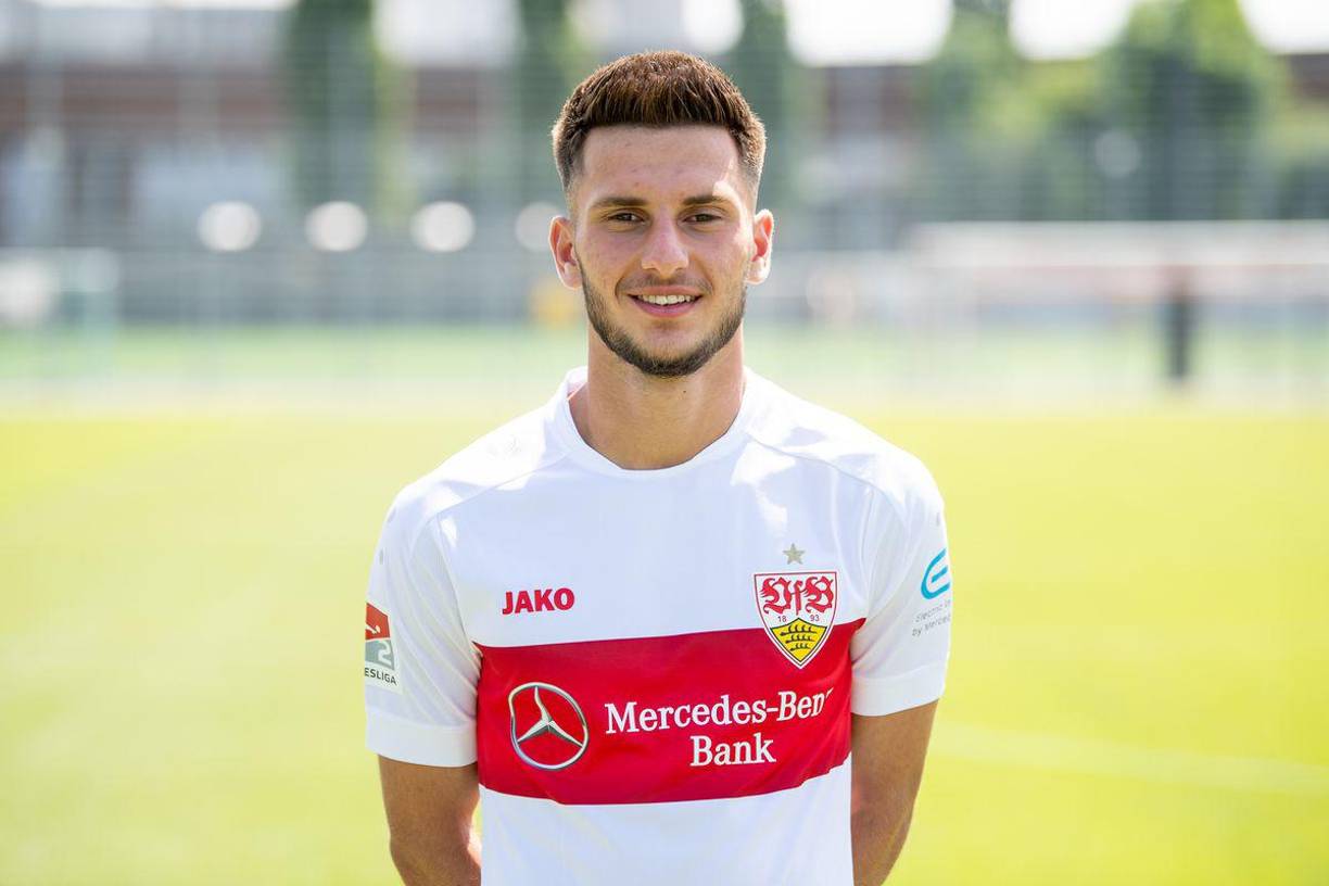 En cuanto a la carrera de Leon Dajaku, el joven futbolista germano ha enfrentado una trayectoria con muchos altibajos. Nacido en Alemania, pero con raíces kosovar-albanesas, comenzó su carrera en las categorías inferiores del Stuttgart antes de ser fichado por el Bayern Munich.
