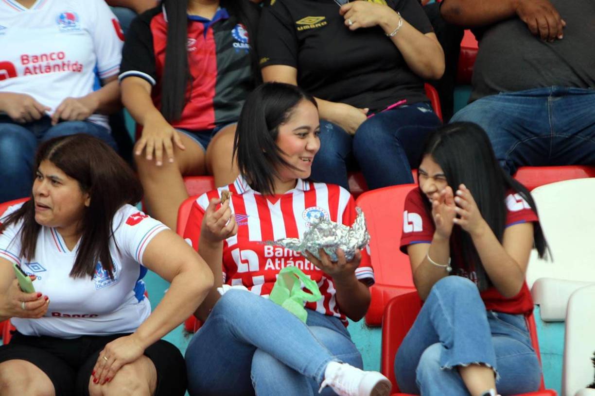 Estas aficionadas olimpistas se la pasaron a lo grande en la previa del partido contra el Génesis.