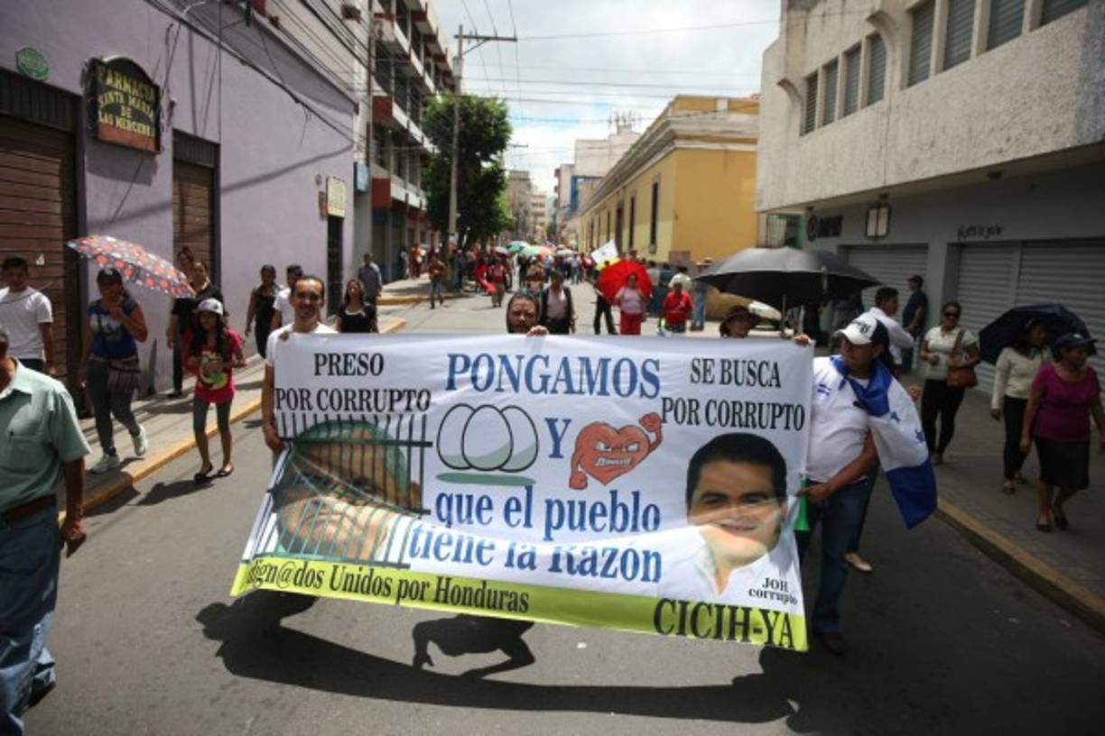 Los carteles que llevó Libre.