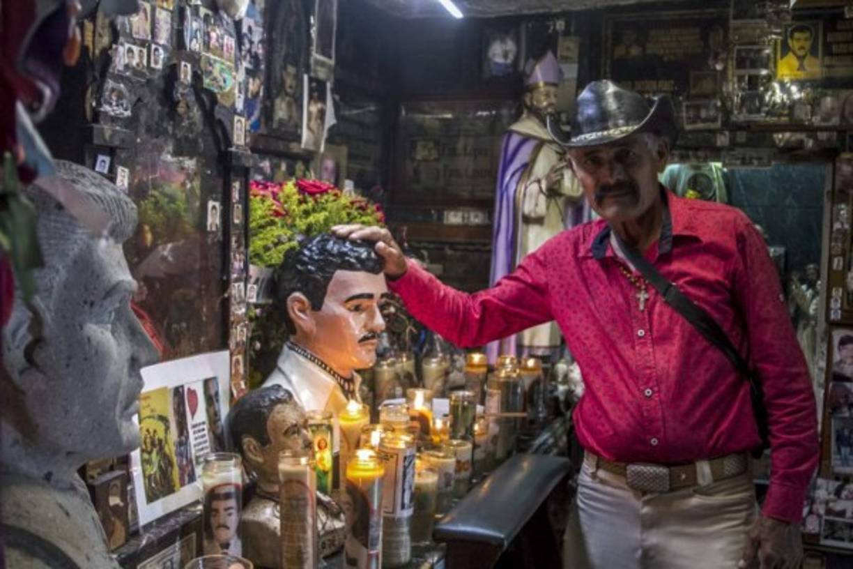 A unos kilómetros de ahí, se encuentra la capilla de Jesús Malverde, conocido coloquialmente como el 'santo de los narcos', quien según la leyenda fue un bandido que robaba a los ricos para dar a los pobres al estilo Robin Hood. Su capilla está adornada con billetes y muestras de agradecimiento de sus fieles.