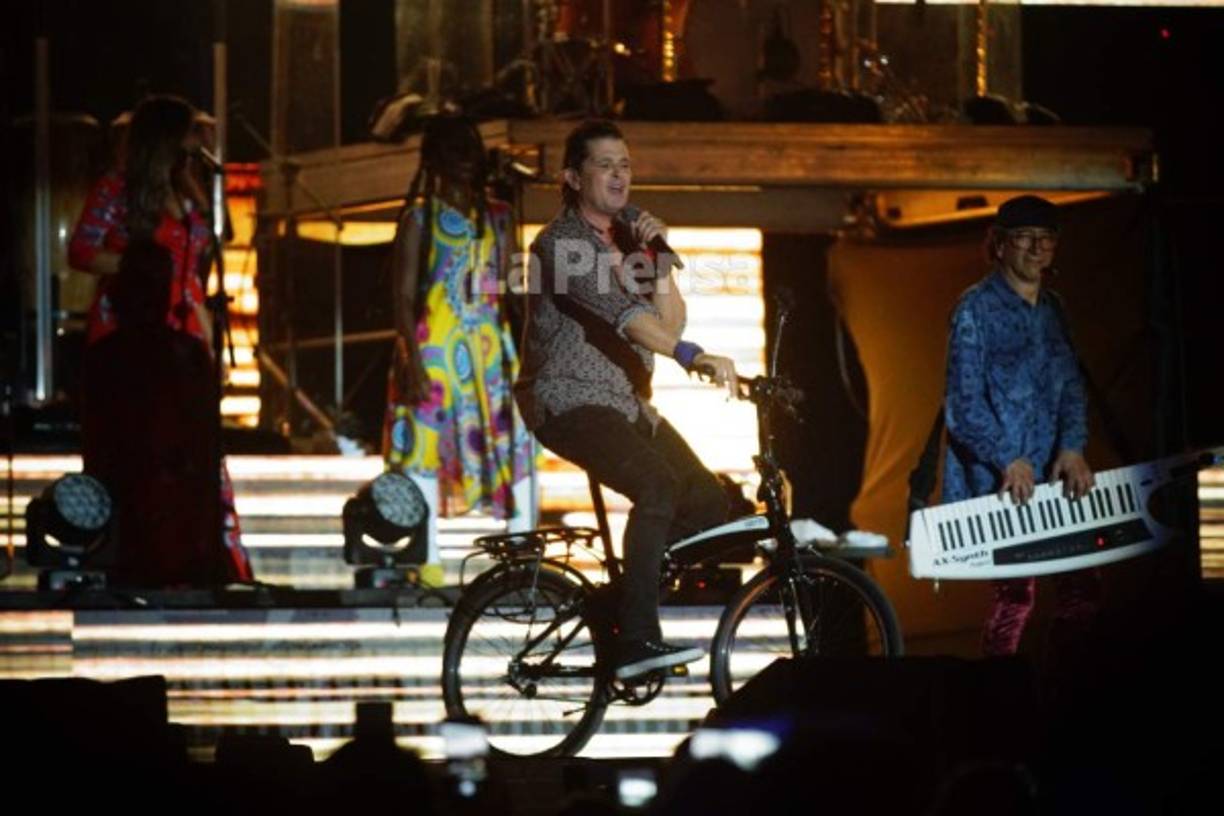La alegre música del colombiano Carlos Vives puso a bailar a los hondureños por más de dos horas en su concierto de San Pedro Sula.