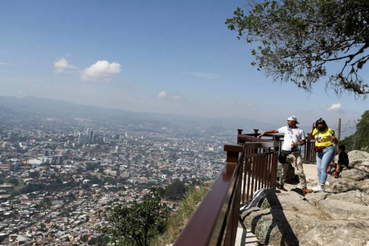 Todos los años, según fuentes oficiales, Honduras pierde entre 60.000 y 80,000 hectáreas de bosques por causas como la tala ilegal, incendios forestales, el consumo de leña para cocinar alimentos y la industria maderera.