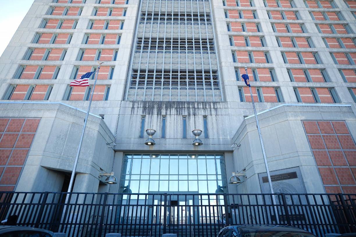 Las comidas son servidas directamente en las celdas, y el tiempo destinado al ejercicio se lleva a cabo en una zona recreativa específicamente designada para reclusos.