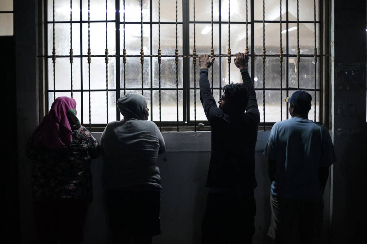 Se desplaza a una velocidad de 26 km/h, con vientos de hasta 65 km/h. En el Pacífico, “Bonnie seguirá paralela a las costas de El Salvador, Guatemala y el sur México hasta el martes”, agregó el NHC.