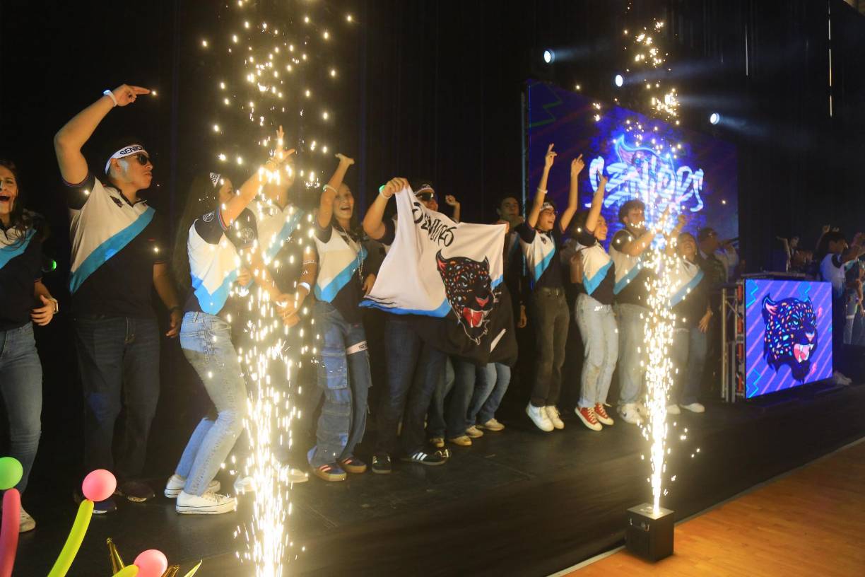 Al llegar a la institución, los 46 estudiantes hicieron su entrada triunfal al ritmo de populares canciones pop en inglés mientras sus padres de familia, maestros y demás estudiantes los recibieron con gritos y aplausos.