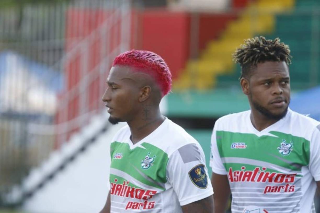 El lateral Víctor René Arauz del Platense sorprendió en el duelo ante Real Sociedad al presentar este look.
