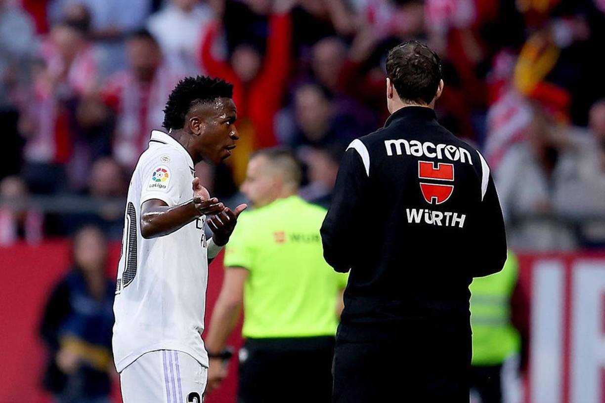 El futbolista brasileño le reclama al cuarto árbitro.