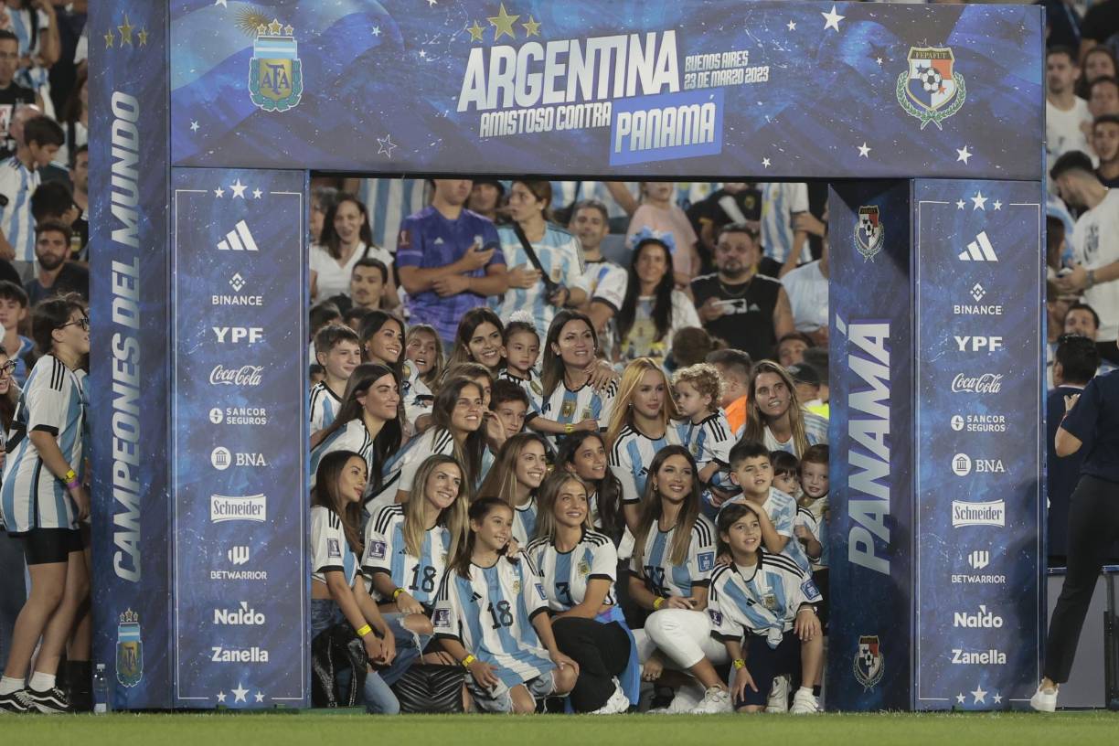 Los familiares cercanos de los jugadores de Argentina previo al pitazo inicial.